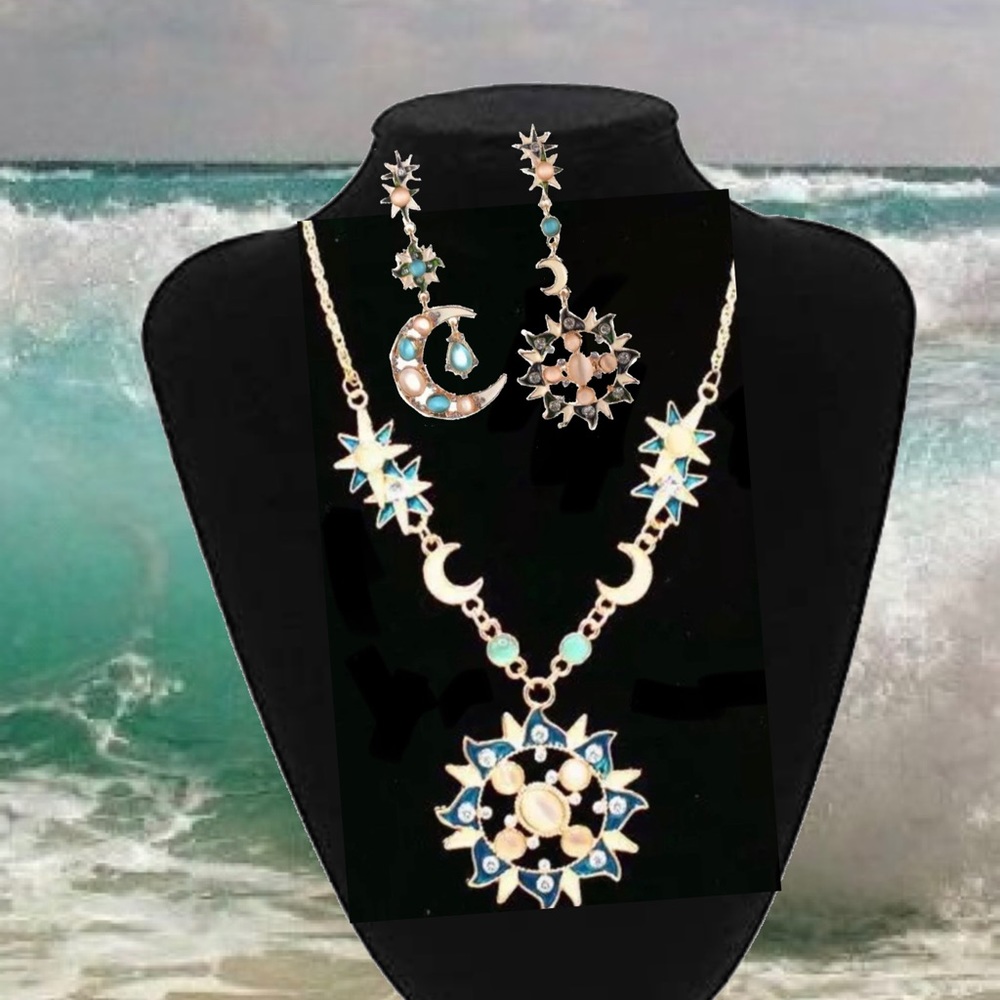 SET BETSEY’S SUN MOON EARRINGS & NECKLACE